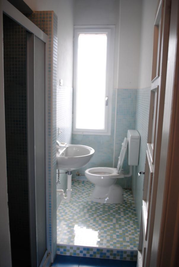 Camera Matrimoniale/Doppia con Letti Singoli con Bagno in Comune